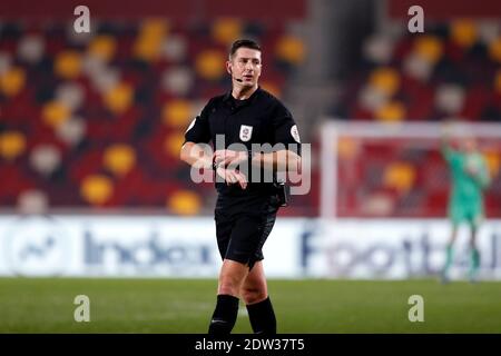 Brentford Community Stadium, London, Großbritannien. Dezember 2020. Englisch Football League Cup Football, Carabao Cup, Brentford FC versus Newcastle United; Schiedsrichter Robert Jones Kredit: Action Plus Sports/Alamy Live News Stockfoto