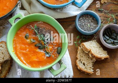 Herbst Kürbissuppe mit Kürbiskernen und Chia , geschossen von oben rustikalen Holztisch Stockfoto