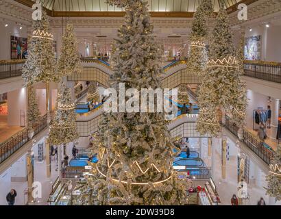 Paris, Frankreich - 12 21 2020: Der Bon Marché Laden mit seinen unglaublichen Treppen und Weihnachtsdekorationen in der Covid Periode Stockfoto