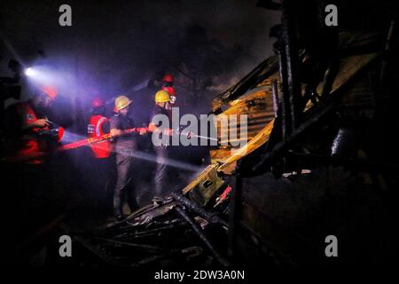 Kalkutta, Indien. Dezember 2020. Ein massives Feuer brach heute auf einer Reihe von Hütten in der Nähe einer belebten Straße in Kalkutta aus. 15 Feuerwehrfahrzeuge sind vor Ort, um das Feuer zu kontrollieren.das Feuer brach heute Abend in den Hütten in der Nähe der Bengalen Chemieindustrie aus, direkt am EM Bypass im Norden der Stadt. Der Verkehr auf der vielbefahrenen Straße ist zum Stillstand gekommen. Massives Feuer in einem Slum in der Nähe von Purbasha Gehäuse neben EM Bypass in Kalkutta. 15 Feuerwehrfahrzeuge wurden hier gehetzt. (Foto von Soumon das/Pacific Press) Quelle: Pacific Press Media Production Corp./Alamy Live News Stockfoto