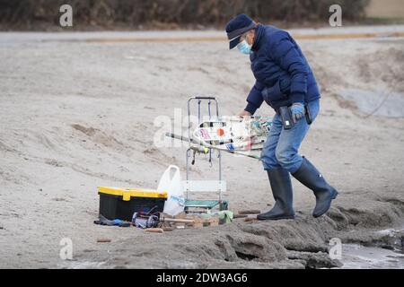 Mann mit Modellboot schwimmt es im See Stockfoto