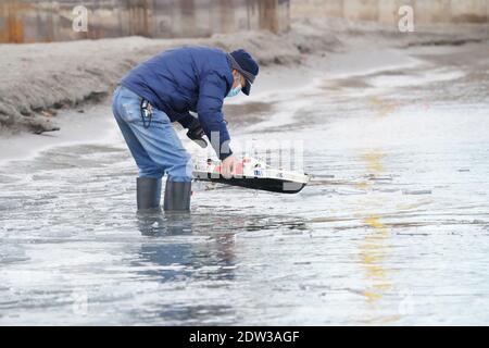 Mann mit Modellboot schwimmt es im See Stockfoto