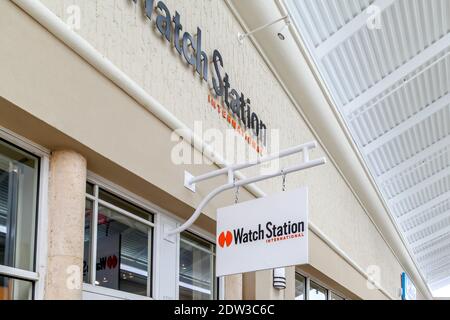 Sehen Sie sich das Schild des Station Store an der Wand über dem Eingang in Orlando, Florida, USA an. Stockfoto