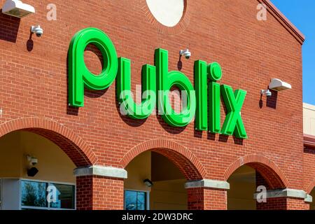 Charleston, South Carolina, USA - 28. Februar 2020: Nahaufnahme des Publix-Supermarkets-Schildes. Stockfoto