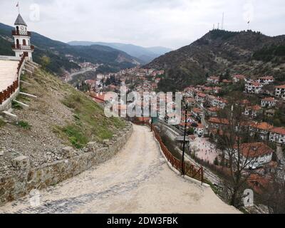 Eine Graustufenaufnahme des Victory Tower in Goynuk, Türkei, aufgenommen an einem bewölkten Tag Stockfoto