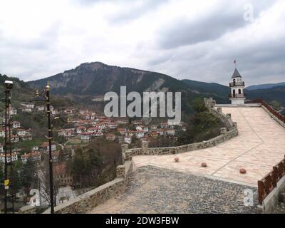 Eine Graustufenaufnahme des Victory Tower in Goynuk, Türkei, aufgenommen an einem bewölkten Tag Stockfoto