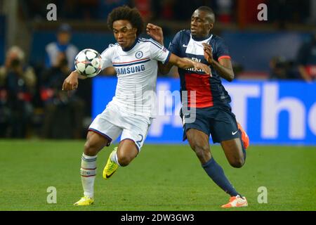 Blaise Matuidi von PSG kämpft gegen Chelsea's Willian während des UEFA Champions League Viertelfinals des ersten Fußballspiels der Etappe, Paris Saint-Germain gegen Chelsea FC im Parc-des-Princes Stadion in Paris, Frankreich am 2. April 2014. Paris gewann 3:1. Foto von Henri Szwarc/ABACAPRESS.COM Stockfoto