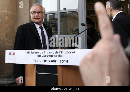 Der neu ernannte französische Arbeitsminister Francois Rebsamen kommt am 3. April 2014 zu seiner Übergabezeremonie im französischen Ministerium in Paris an. Foto von Stephane Lemouton/ABACAPRESS.COM Stockfoto