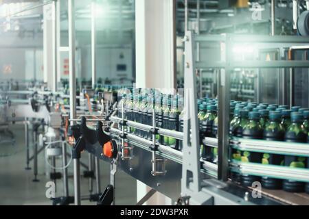 Innenausstattung der Industriegetränke-Fabrik. Förderband mit Verpackung von Flaschen mit Saft. Stockfoto