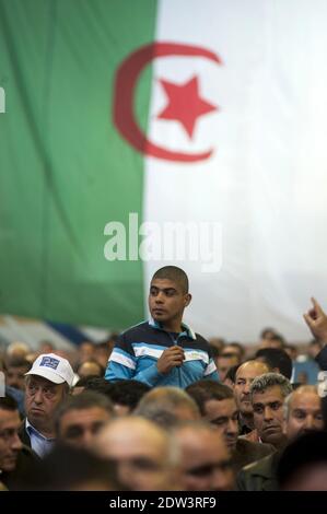 Algerier, die am 05. April 2014 bei der Wahlkampfveranstaltung von Ali Benflis in Tipaza, Algerien, anwesend waren. Foto von Ammi Louiza/ABACAPRESS.COM Stockfoto