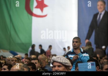 Algerier, die am 05. April 2014 bei der Wahlkampfveranstaltung von Ali Benflis in Tipaza, Algerien, anwesend waren. Foto von Ammi Louiza/ABACAPRESS.COM Stockfoto