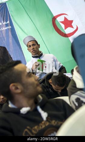 Algerier, die am 05. April 2014 bei der Wahlkampfveranstaltung von Ali Benflis in Tipaza, Algerien, anwesend waren. Foto von Ammi Louiza/ABACAPRESS.COM Stockfoto