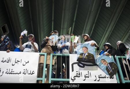 Algerier, die am 05. April 2014 bei der Wahlkampfveranstaltung von Ali Benflis in Tipaza, Algerien, anwesend waren. Foto von Ammi Louiza/ABACAPRESS.COM Stockfoto