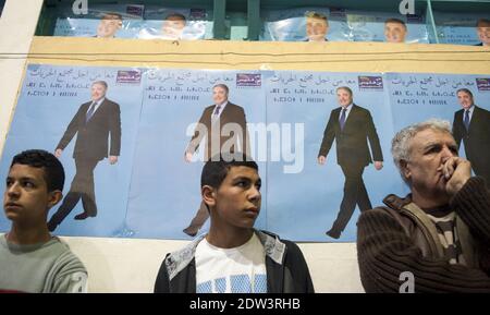 Algerier, die am 05. April 2014 bei der Wahlkampfveranstaltung von Ali Benflis in Tipaza, Algerien, anwesend waren. Foto von Ammi Louiza/ABACAPRESS.COM Stockfoto