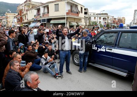 Algerische Leute demonstrieren vor dem Kulturzentrum von Bejaia, um gegen den scheidenden algerischen Premier und den neu ernannten algerischen Präsidenten-Kampagnenmanager Abdelmalek Sellal zu protestieren, wo er ein Kampagnentreffen wird. Bejaia, Algerien, am 05. April 2014. Foto von Bilal Bensalem/APP/ABACAPRESS.COM Stockfoto