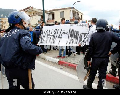 Algerische Leute demonstrieren vor dem Kulturzentrum von Bejaia, um gegen den scheidenden algerischen Premier und den neu ernannten algerischen Präsidenten-Kampagnenmanager Abdelmalek Sellal zu protestieren, wo er ein Kampagnentreffen wird. Bejaia, Algerien, am 05. April 2014. Foto von Bilal Bensalem/APP/ABACAPRESS.COM Stockfoto