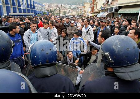 Algerische Leute demonstrieren vor dem Kulturzentrum von Bejaia, um gegen den scheidenden algerischen Premier und den neu ernannten algerischen Präsidenten-Kampagnenmanager Abdelmalek Sellal zu protestieren, wo er ein Kampagnentreffen wird. Bejaia, Algerien, am 05. April 2014. Foto von Bilal Bensalem/APP/ABACAPRESS.COM Stockfoto