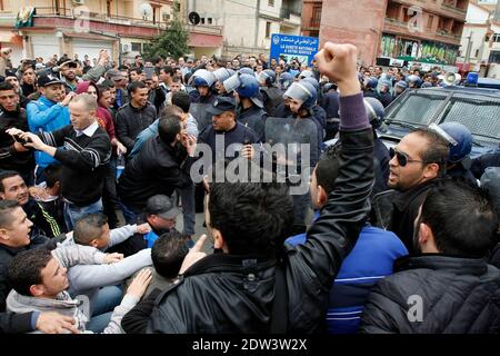 Algerische Leute demonstrieren vor dem Kulturzentrum von Bejaia, um gegen den scheidenden algerischen Premier und den neu ernannten algerischen Präsidenten-Kampagnenmanager Abdelmalek Sellal zu protestieren, wo er ein Kampagnentreffen wird. Bejaia, Algerien, am 05. April 2014. Foto von Bilal Bensalem/APP/ABACAPRESS.COM Stockfoto