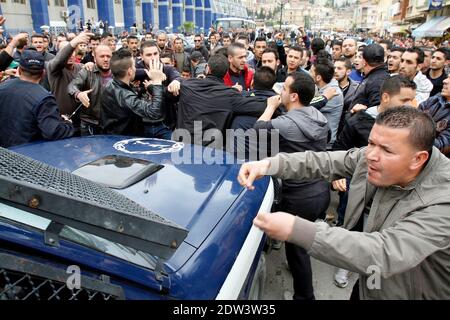 Algerische Leute demonstrieren vor dem Kulturzentrum von Bejaia, um gegen den scheidenden algerischen Premier und den neu ernannten algerischen Präsidenten-Kampagnenmanager Abdelmalek Sellal zu protestieren, wo er ein Kampagnentreffen wird. Bejaia, Algerien, am 05. April 2014. Foto von Bilal Bensalem/APP/ABACAPRESS.COM Stockfoto