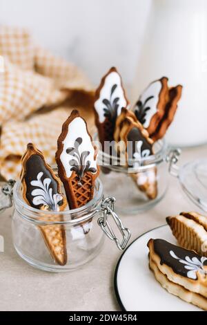 Süße Kekse in Eisform im Glas auf einem Tisch. Hochwertige Fotos Stockfoto