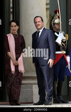 Der französische Präsident Francois Hollande begrüßt Myanmars Oppositionsführerin und Nobelpreisträgerin Aung San Suu Kyi vor einem Treffen im Präsidentenpalast Elysee in Paris am 15. April 2014. Foto von Stephane Lemouton/ABACAPRESS.COM Stockfoto