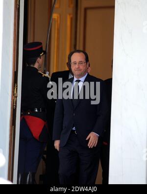 Der französische Präsident Francois Hollande verlässt die wöchentliche Kabinettssitzung, die am 16. April 2014 im Elysée-Palast in Paris stattfand. Foto von Mousse/ABACAPRESS.COM Stockfoto