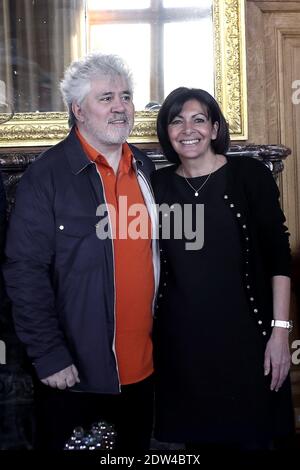 Die neu gewählte Bürgermeisterin von Paris Anne Hidalgo empfängt den spanischen Regisseur Pedro Almodovar am 17. April 2014 in ihrem Büro im Rathaus von Paris, Frankreich. Foto von Stephane Lemouton/ABACAPRESS.COM Stockfoto