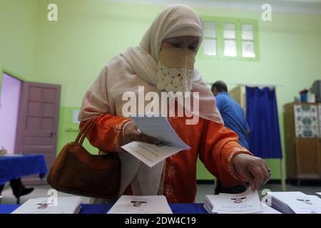 Eine algerische Frau bereitet sich darauf vor, am 17. April 2014 in einem Wahllokal in Algier, Algerien, bei den Präsidentschaftswahlen in Algerien ihre Stimme abzugeben. Fast 23 Millionen Algerier sind bei der Wahl am Donnerstag wahlberechtigt, bei der sechs Kandidaten, darunter Bouteflika, um das Spitzenamt kämpfen werden. Foto von Ammi Louiza/ABACAPRESS.COM Stockfoto