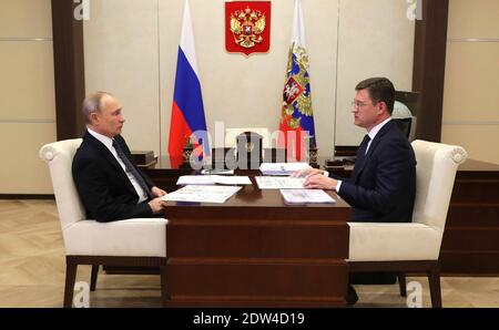 Moskau, Russland. Dezember 2020. Russlands Präsident Wladimir Putin, hält ein face-to-face-Treffen mit dem stellvertretenden Premierminister Alexander Novak, rechts, in der Novo-Ogaryovo offiziellen Residenz 22. Dezember 2020 außerhalb von Moskau, Russland. Novak hat Putin über das nationale Stromnetz informiert. Quelle: Planetpix/Alamy Live News Stockfoto