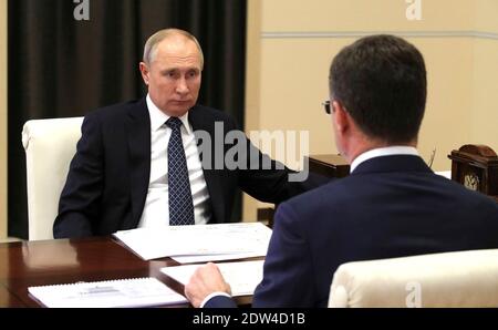 Moskau, Russland. Dezember 2020. Russlands Präsident Wladimir Putin, hält ein face-to-face-Treffen mit dem stellvertretenden Premierminister Alexander Novak, rechts, in der Novo-Ogaryovo offiziellen Residenz 22. Dezember 2020 außerhalb von Moskau, Russland. Novak hat Putin über das nationale Stromnetz informiert. Quelle: Planetpix/Alamy Live News Stockfoto