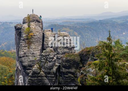 Klettern in felsenburg Neurathen und berühmte bastei Brücke im nationalpark sächsische schweiz, sächsische schweiz, ostdeutschland elbsandsteine Stockfoto