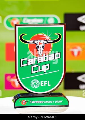 Brentford, Großbritannien. Dezember 2020. Carabao Cup Mann der Match-Trophäe; das Carabao Cup Quarter Final Spiel zwischen Brentford und Newcastle United im Brentford Community Stadium, Brentford, England am 22. Dezember 2020. Foto von Andrew Aleksiejczuk/Prime Media Images. Kredit: Prime Media Images/Alamy Live Nachrichten Stockfoto