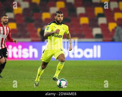 Brentford, Großbritannien. Dezember 2020. Newcastle United Deandre Yedlin beim Carabao Cup Quarter Final Match zwischen Brentford und Newcastle United am 22. Dezember 2020 im Brentford Community Stadium, Brentford, England. Foto von Andrew Aleksiejczuk/Prime Media Images. Kredit: Prime Media Images/Alamy Live Nachrichten Stockfoto