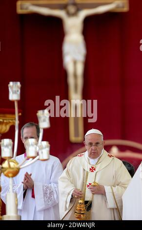 Papst Franziskus hat die Päpste Johannes XXIII. Und Johannes Paul II. Vor rund 800,000 Menschen in einer noch nie dagewesenen Zeremonie, die durch die Anwesenheit des emeritierten Papstes Benedikt XVI. Auf dem Petersplatz im Vatikan am 27. April 2014 noch historischer wurde, zum Heiligen erklärt. Foto von Eric Vandeville/ABACAPRESS.COM Stockfoto