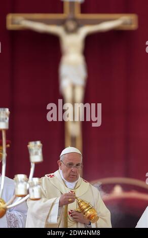 Papst Franziskus hat die Päpste Johannes XXIII. Und Johannes Paul II. Vor rund 800,000 Menschen in einer noch nie dagewesenen Zeremonie, die durch die Anwesenheit des emeritierten Papstes Benedikt XVI. Auf dem Petersplatz im Vatikan am 27. April 2014 noch historischer wurde, zum Heiligen erklärt. Foto von Eric Vandeville/ABACAPRESS.COM Stockfoto