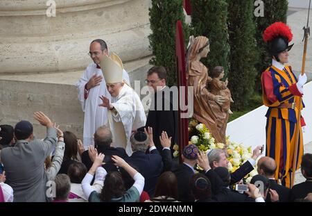 Papst Franziskus hat die Päpste Johannes XXIII. Und Johannes Paul II. In einer noch nie dagewesenen Zeremonie, die durch die Anwesenheit des emeritierten Papstes Benedikt XVI. (Im Bild) am 27. April 2014 auf dem Petersplatz im Vatikan noch historischer wurde, vor rund 800,000 Menschen zum Heiligen erklärt. Foto von Eric Vandeville/ABACAPRESS.COM Stockfoto