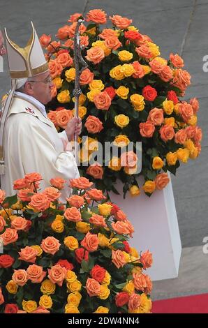 Papst Franziskus hat die Päpste Johannes XXIII. Und Johannes Paul II. Vor rund 800,000 Menschen in einer noch nie dagewesenen Zeremonie, die durch die Anwesenheit des emeritierten Papstes Benedikt XVI. Auf dem Petersplatz im Vatikan am 27. April 2014 noch historischer wurde, zum Heiligen erklärt. Foto von Eric Vandeville/ABACAPRESS.COM Stockfoto