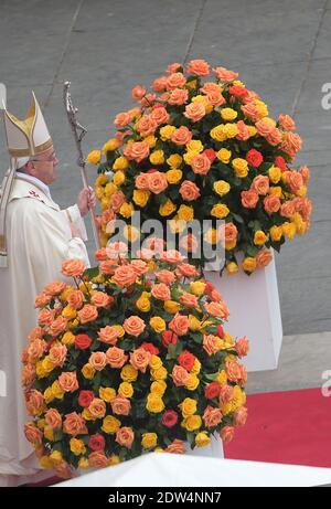 Papst Franziskus hat die Päpste Johannes XXIII. Und Johannes Paul II. Vor rund 800,000 Menschen in einer noch nie dagewesenen Zeremonie, die durch die Anwesenheit des emeritierten Papstes Benedikt XVI. Auf dem Petersplatz im Vatikan am 27. April 2014 noch historischer wurde, zum Heiligen erklärt. Foto von Eric Vandeville/ABACAPRESS.COM Stockfoto