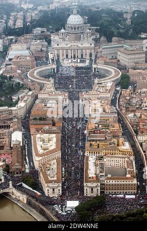 Exklusiv. Luftaufnahmen aus einem Hubschrauber der italienischen Nationalpolizei auf dem Petersplatz während der Heiligsprechungsmesse von Papst Johannes XXIII. Und Papst Johannes Paul II. Am 27. April 2014 in der Vatikanstadt. Foto von ABACAPRESS.COM Stockfoto
