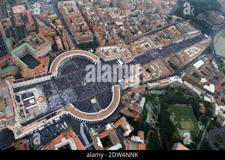 Exklusiv. Luftaufnahmen aus einem Hubschrauber der italienischen Nationalpolizei auf dem Petersplatz während der Heiligsprechungsmesse von Papst Johannes XXIII. Und Papst Johannes Paul II. Am 27. April 2014 in der Vatikanstadt. Foto von ABACAPRESS.COM Stockfoto