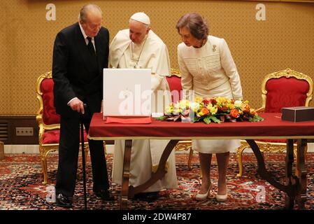 Papst Franziskus traf König Juan Carlos und Königin Sofia von Spanien während einer privaten Audienz im Vatikan am 28. April 2014. Foto von ABACAPRESS.COM Stockfoto