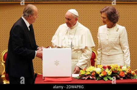 Papst Franziskus traf König Juan Carlos und Königin Sofia von Spanien während einer privaten Audienz im Vatikan am 28. April 2014. Foto von ABACAPRESS.COM Stockfoto