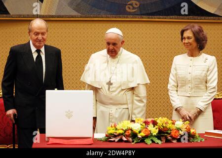 Papst Franziskus traf König Juan Carlos und Königin Sofia von Spanien während einer privaten Audienz im Vatikan am 28. April 2014. Foto von ABACAPRESS.COM Stockfoto