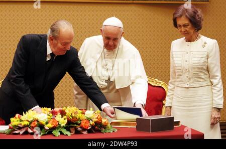 Papst Franziskus traf König Juan Carlos und Königin Sofia von Spanien während einer privaten Audienz im Vatikan am 28. April 2014. Foto von ABACAPRESS.COM Stockfoto