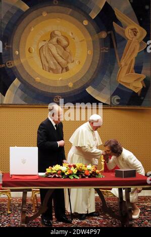 Papst Franziskus traf König Juan Carlos und Königin Sofia von Spanien während einer privaten Audienz im Vatikan am 28. April 2014. Foto von ABACAPRESS.COM Stockfoto