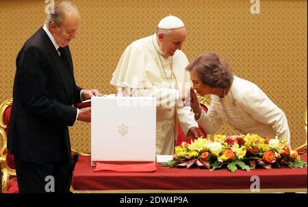 Papst Franziskus traf König Juan Carlos und Königin Sofia von Spanien während einer privaten Audienz im Vatikan am 28. April 2014. Foto von ABACAPRESS.COM Stockfoto