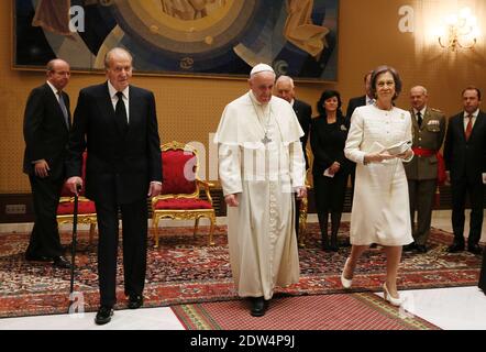 Papst Franziskus traf König Juan Carlos und Königin Sofia von Spanien während einer privaten Audienz im Vatikan am 28. April 2014. Foto von ABACAPRESS.COM Stockfoto