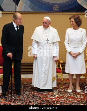 Papst Franziskus traf König Juan Carlos und Königin Sofia von Spanien während einer privaten Audienz im Vatikan am 28. April 2014. Foto von ABACAPRESS.COM Stockfoto