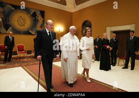 Papst Franziskus traf König Juan Carlos und Königin Sofia von Spanien während einer privaten Audienz im Vatikan am 28. April 2014. Foto von ABACAPRESS.COM Stockfoto