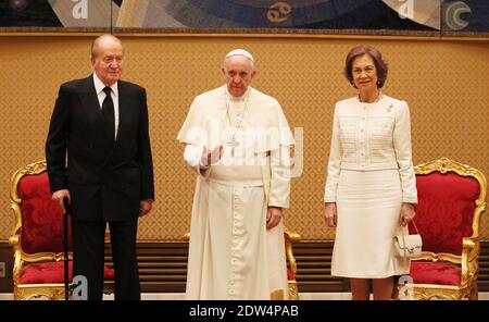 Papst Franziskus traf König Juan Carlos und Königin Sofia von Spanien während einer privaten Audienz im Vatikan am 28. April 2014. Foto von ABACAPRESS.COM Stockfoto